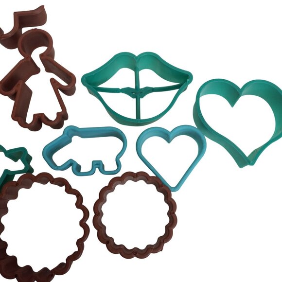 Plastic Cookie Cutter Set Storage Box 17 Assorted Shapes Hearts Animals Holiday - Picture 5 of 8